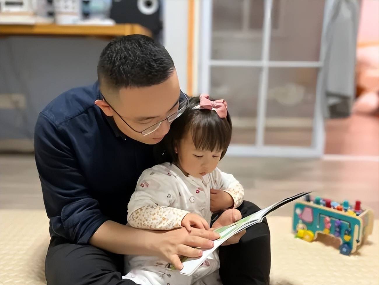 "震惊！离婚4年前妻教孩子发视频骂爸爸，背后真相令人心寒"