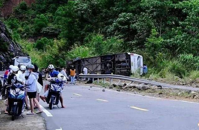 惊魂一刻！多人自驾四川石九线翻车致1人死亡，这些安全细节你必须知道！