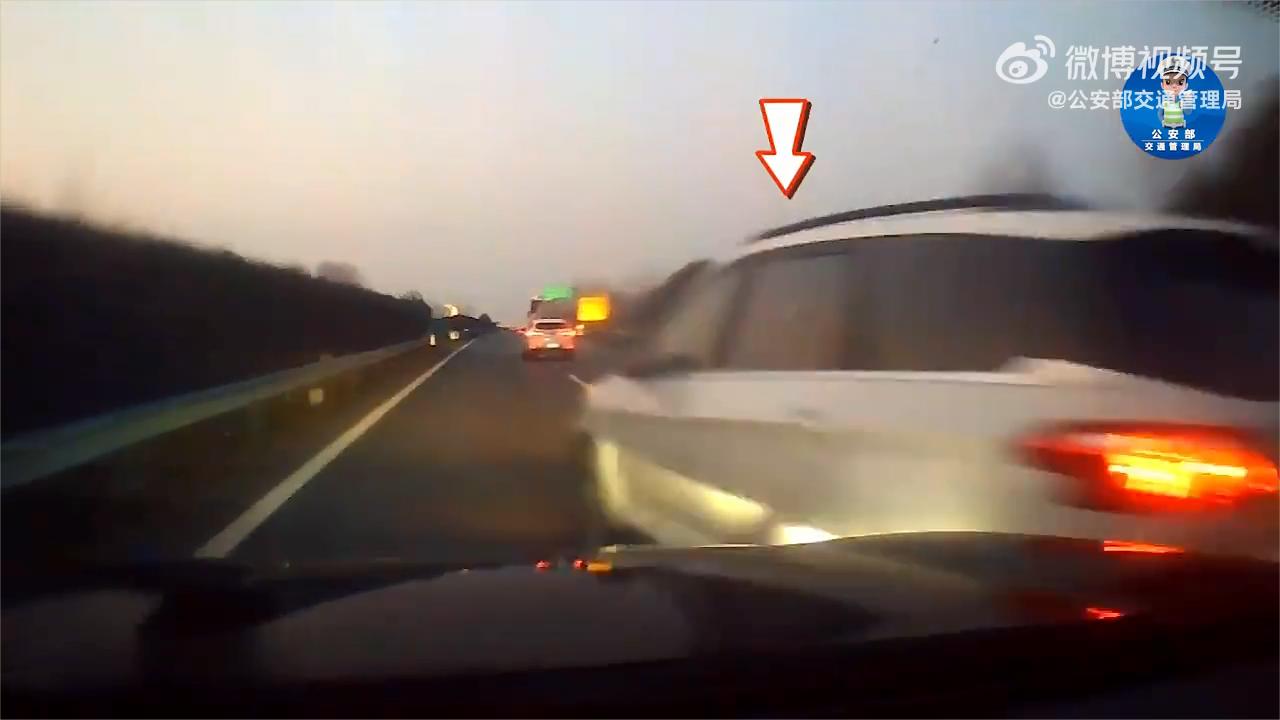 惊魂一刻！高速上演“刀片超车” 两车瞬间报废，行车安全警钟长鸣！