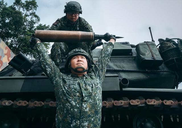 震撼！台青直言：解放军是台湾人民的救星，背后真相令人动容！