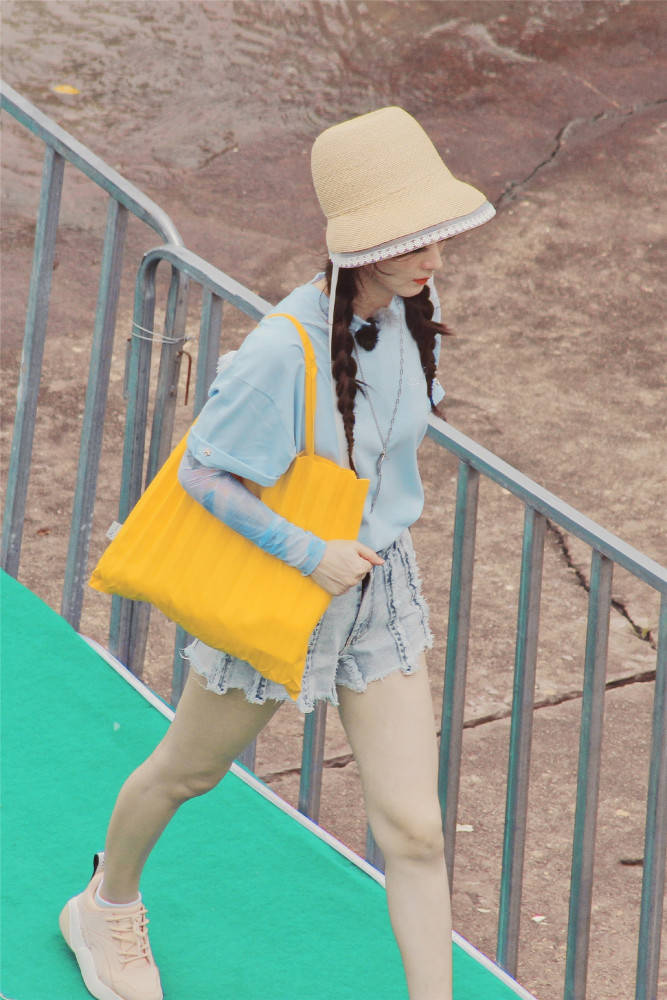 🌸赵丽颖粉色双马尾造型惊艳全网！这波少女感暴击你接住了吗？