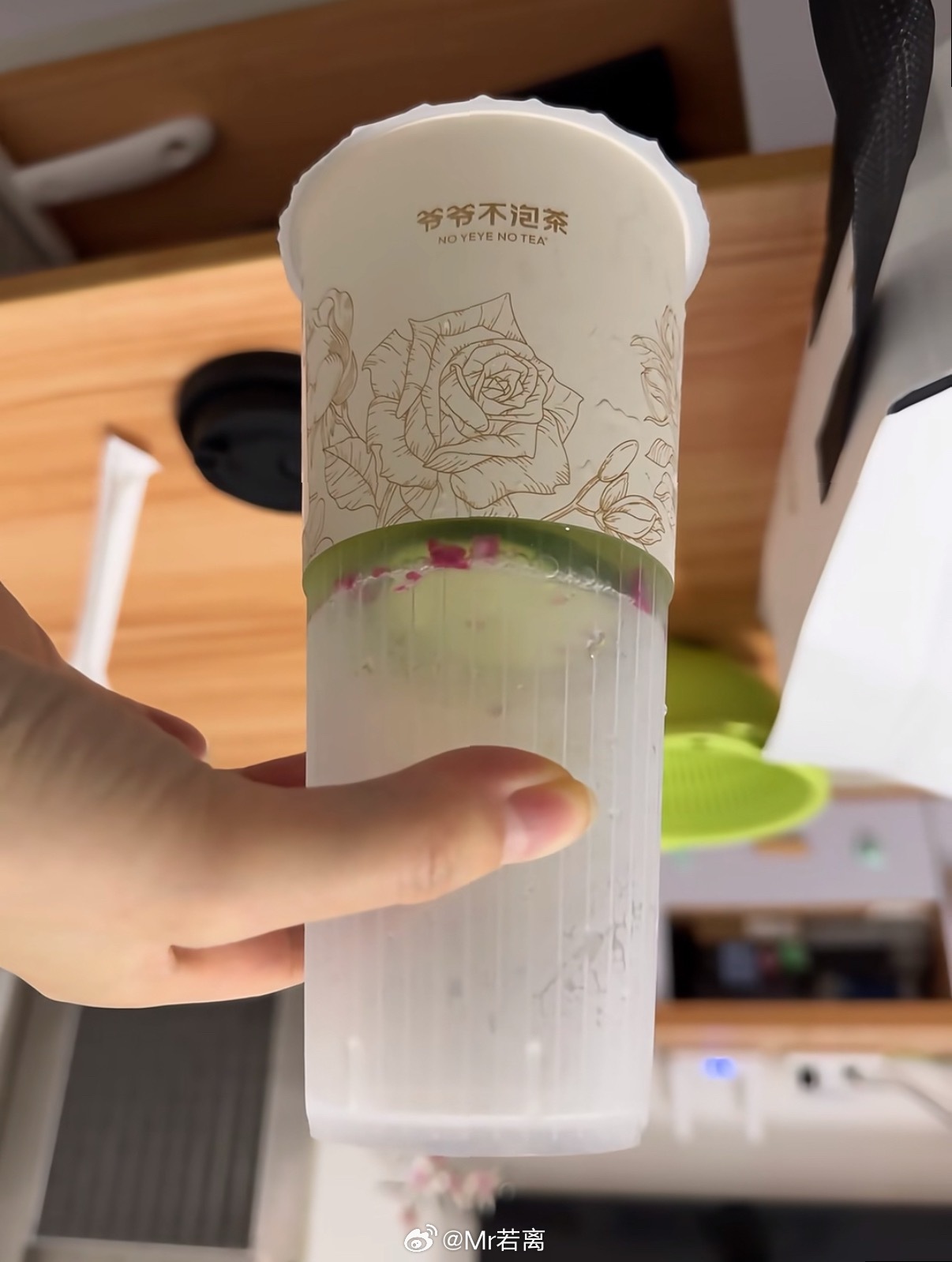 震惊！爷爷不泡茶17元奶茶未开封只有半杯，消费者怒斥欺诈行为！