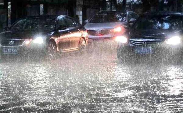 惊险！武汉一汽车暴雨中“吃井盖”事件引发市民担忧！