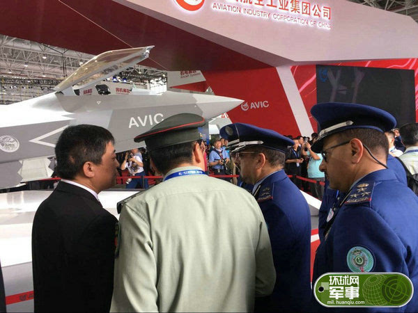 越南军官参观中国战机展台能看出啥？深度解析背后的战略信号！
