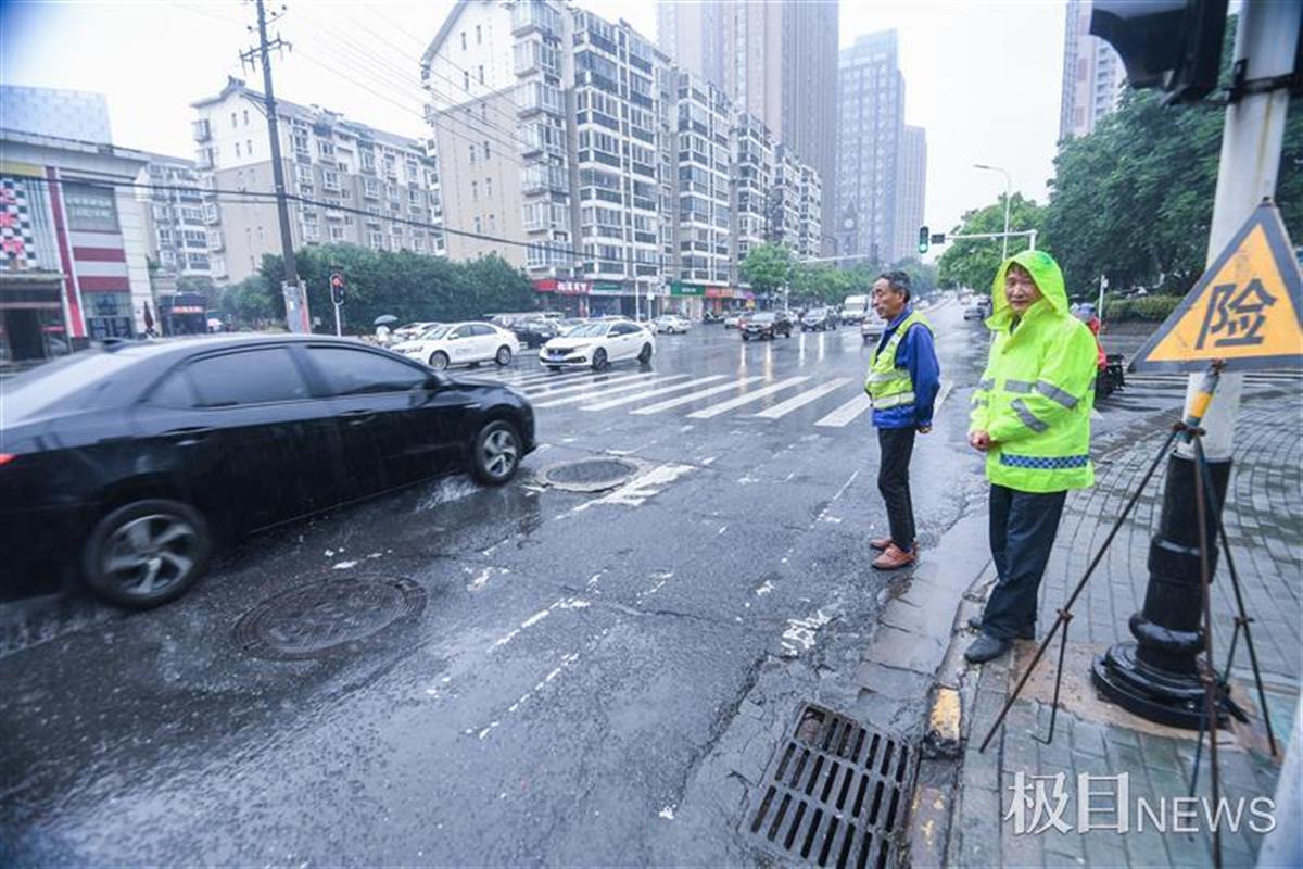 惊险！武汉一汽车暴雨中“吃井盖”引热议，车主该如何应对？